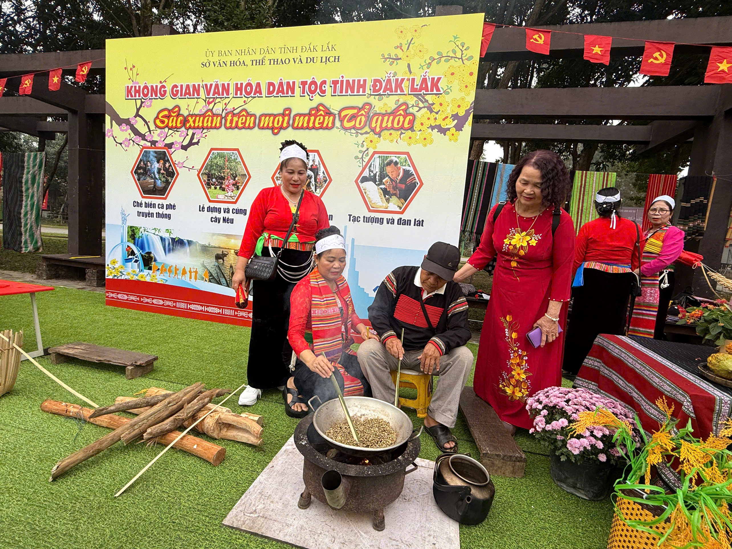 Không gian trình diễn chế biến cà phê thủ công truyền thống của người Ê Đê thu hút du khách tìm hiểu trải nghiệm